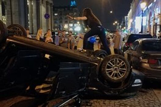 Петербуржцы устроили фотосессию с перевернувшейся иномаркой у Казанского
