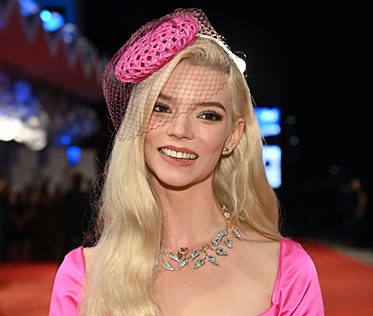 Выходные в Венеции: Тейлор-Джой в образе Барби, Шарапова в тюле и милые Честейн с Айзеком