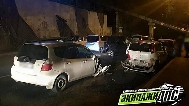 Фото: четыре автомобиля пострадали в ДТП по вине неадекватного водителя