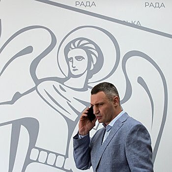 В Киеве «повесили» «окровавленного Кличко»