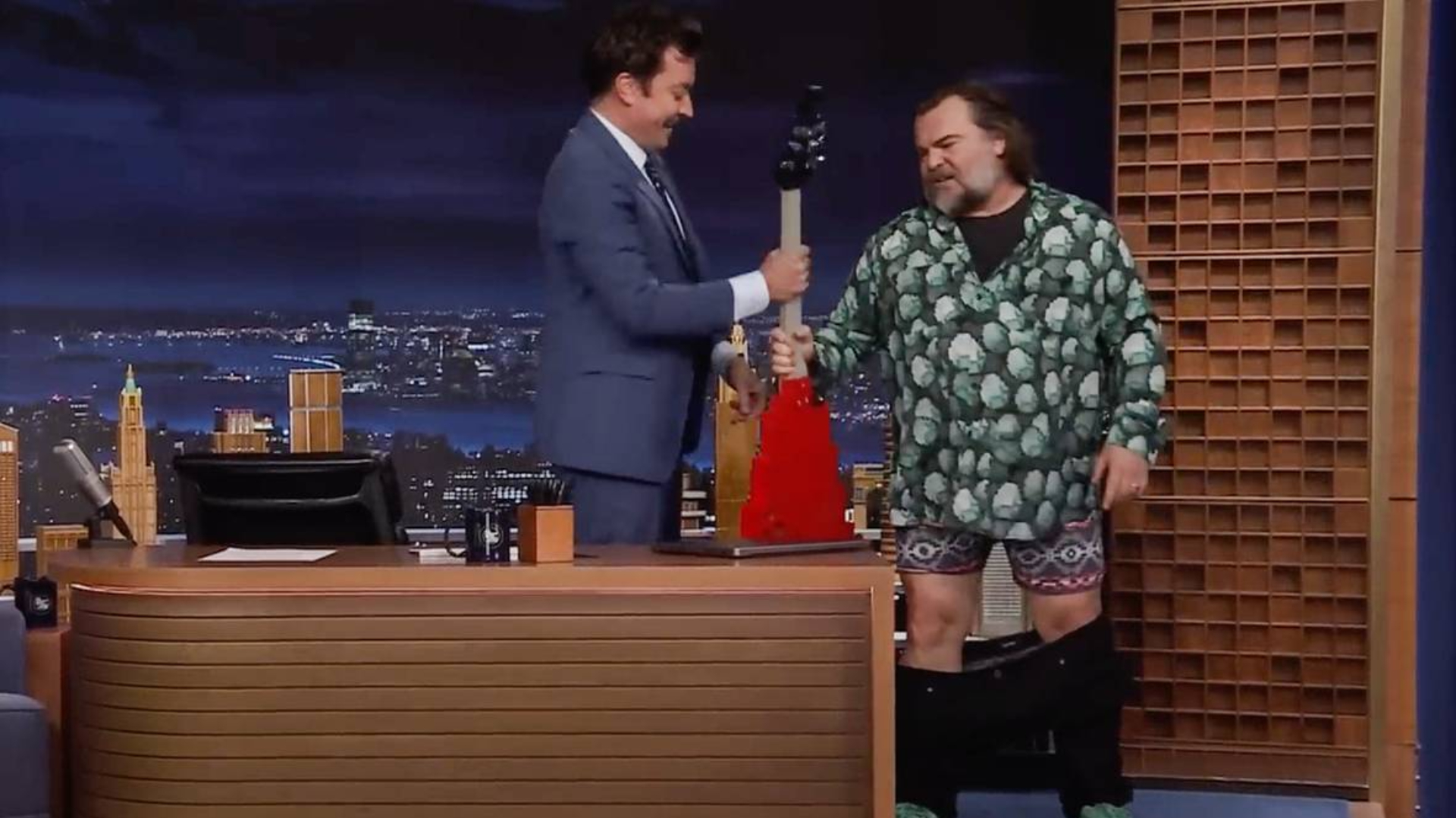 У известного актера слетели штаны на ток-шоу