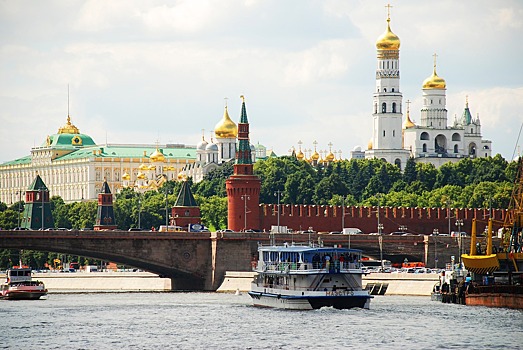 Прямым рейсом из Омска: в Москву за прогулками по огромным паркам и красивыми фото
