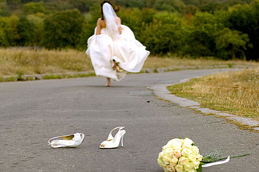 В аэропорту невеста сбежала от жениха, отошедшего в туалет