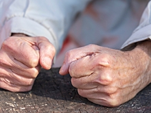 Россиянина жестоко избили за попытку познакомиться с девушкой на улице