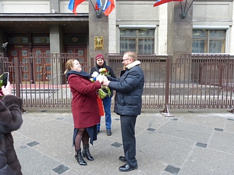 Депутаты и женщины. Парламентарии поздравили представительниц прекрасного пола на улицах Москвы