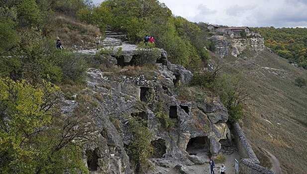 Турист в Крыму провалился в пещеру глубиной 15 метров и остался жив