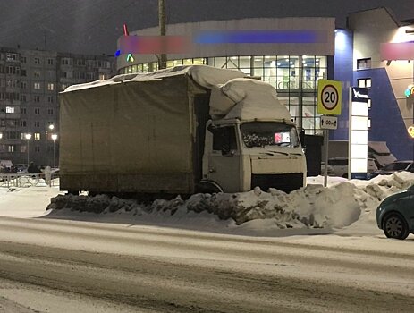 Парковка большегрузов под запрещенными знаками мешает очищать улицы от снега и грязи
