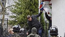 Четырех украинцев заочно арестовали за нападения на дипздания на Украине