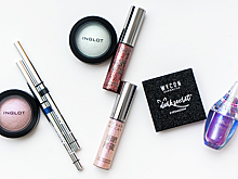 Розовое и золото: свотчи весенних средств для макияжа глаз