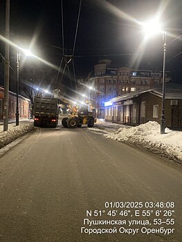 На улицах Оренбурга продолжается уборка снега и наледи