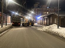 На улицах Оренбурга продолжается уборка снега и наледи