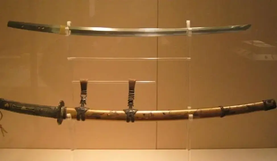 13 век, меч катана эпохи Камакуры — 418 000 долларов.