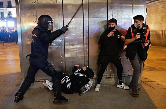В Испании продолжаются протесты, но Евросоюз игнорирует жесткие действия полицейских