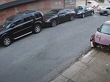 Несколько припаркованных машин попали в аварию