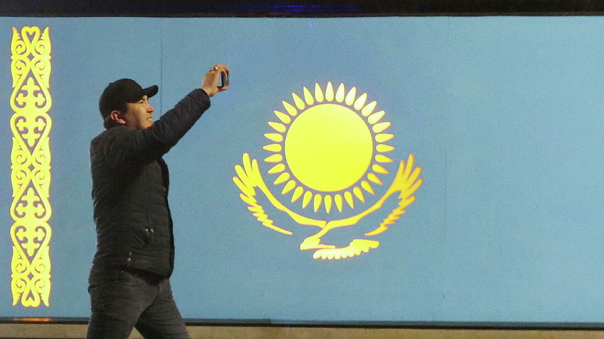 В казахстане 25 часов. Казахстан флаг Токаев. Флаг Казахстана 2022. Флаг казахских протестов. Штандарт президента РК.