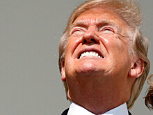 В Японии Трампу подарили куртку пилота