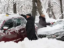 Хирург назвал неочевидную опасность чистки машины от снега