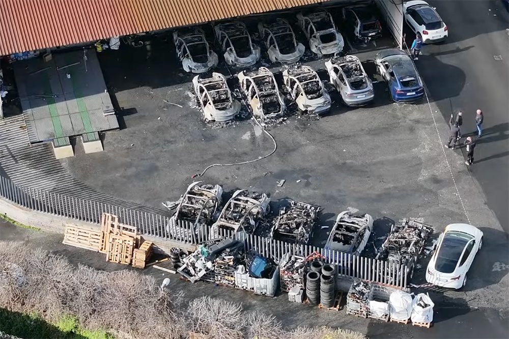 В Риме за одну ночь сгорели 17 автомобилей Tesla