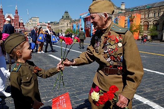 Парад на Красной площади, «Бессмертный полк» в соцсетях и экскурсии по местам бомбежек. Как Москва отметит День Победы?