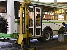 В Волгограде покатившийся автобус насмерть придавил стоявшего рядом водителя