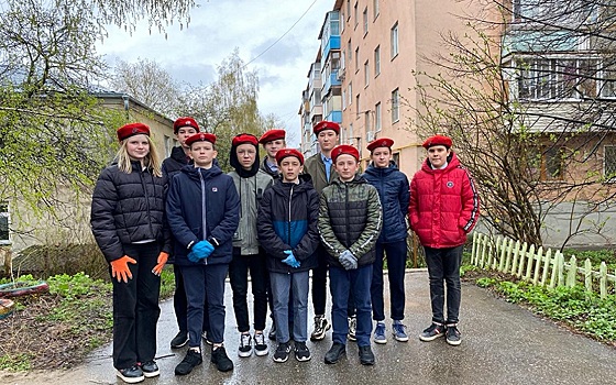 В Рязани ученики школы №8 привели в порядок дворы ветеранов перед 9 Мая