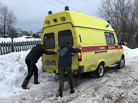 В Пермском крае реанимобиль застрял на нерасчищенной дороге по пути к пациенту