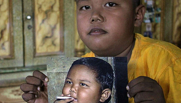 Двухлетний малыш из Индонезии бросил курить