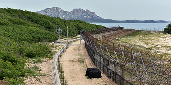 Море, горы, мины: журналисты прошли по "тропе мира" на границе двух Корей