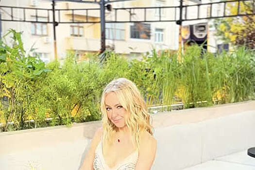 Продюсер Яна Рудковская снялась в платье с глубоким декольте