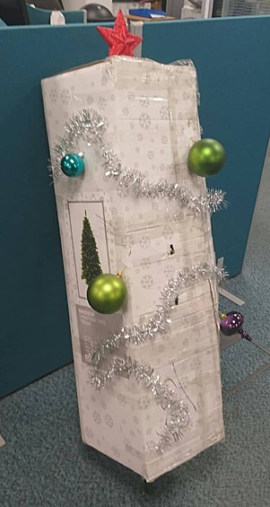Никто не захотел распаковывать искусственную елку, и она просто лежала в коробке в офисе, пока за неделю до праздника один работник не спас положение.  