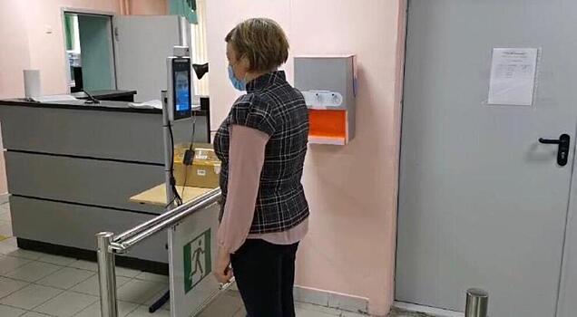 Безопасность на отлично: в сельской школе Ямала установили терминал для бесконтактного измерения температуры тела