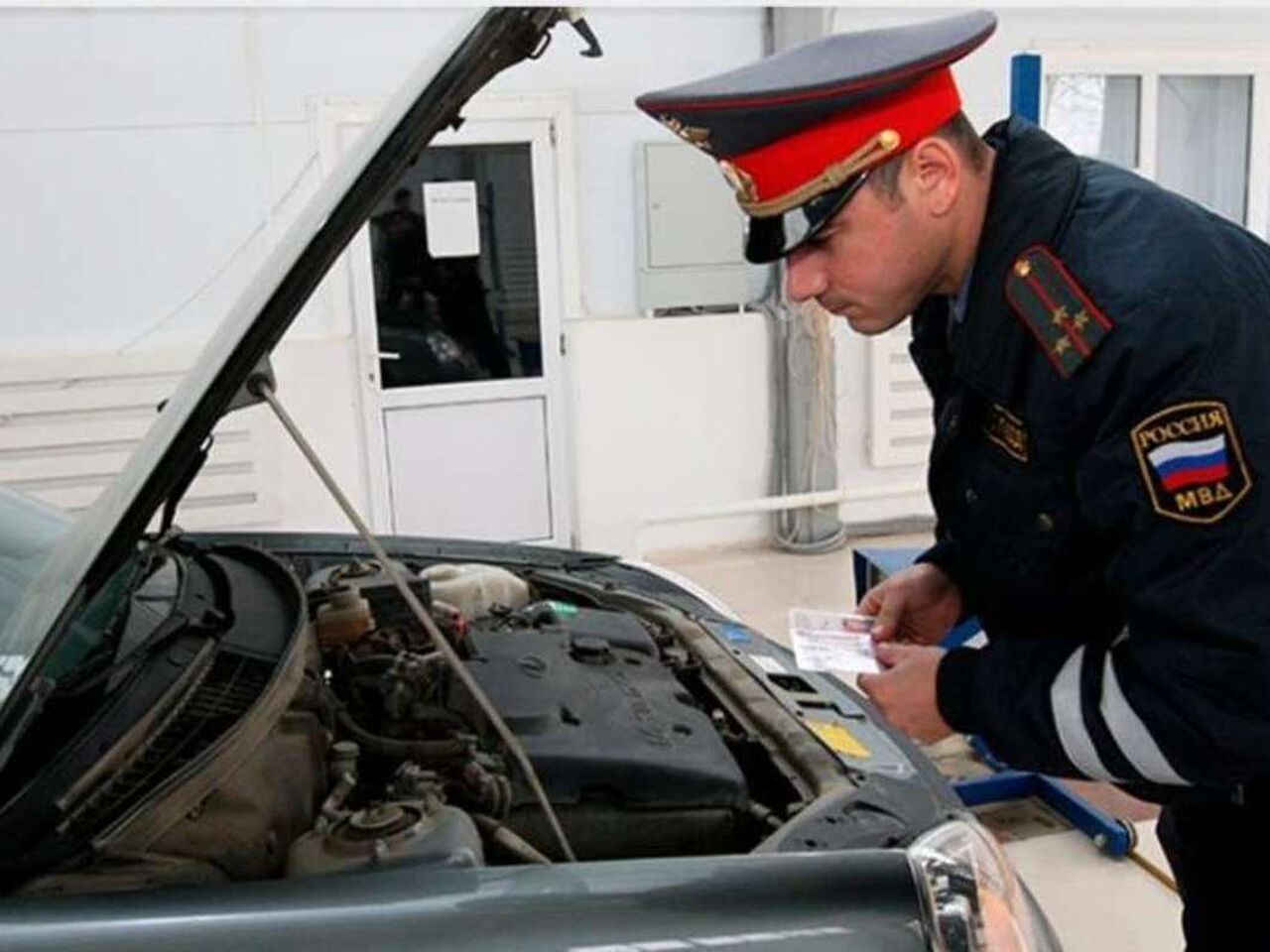 Дпс осматривает автомобиль\. Осмотр авто в гаи. Техосмотр транспортного средства. Техосмотр гаи. Осмотр автомобиля.