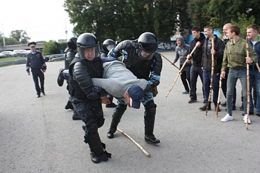 Рязанские полицейские провели на стадионе тренировку по пресечению массовых беспорядков
