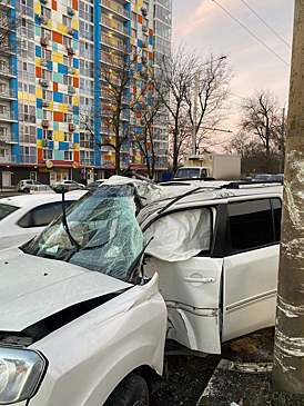 В Ростове водитель иномарки пострадал, влетев в опору ЛЭП