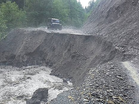 Размыло дорогу: в Южной Осетии отдыхающие оказались в западне