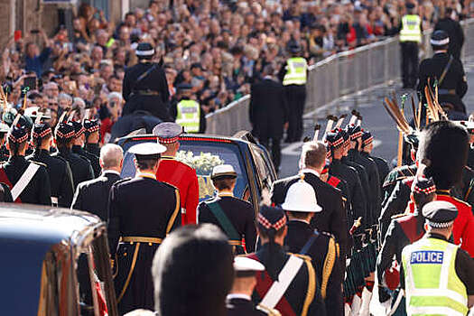 Принца Эндрю освистали в толпе во время траурной процессии в Эдинбурге