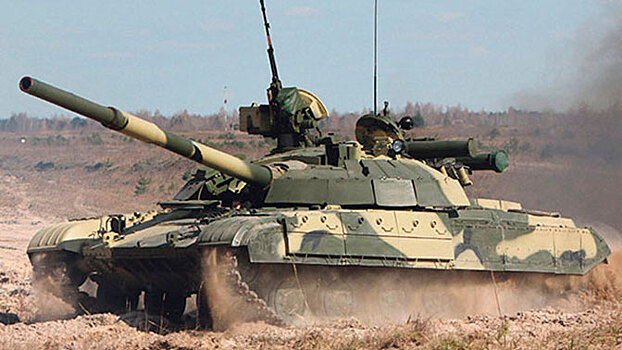 Курящие возле Т-64 украинские военные подожгли танк