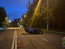 Водитель легковушки попал в больницу после ночного ДТП с переворотом