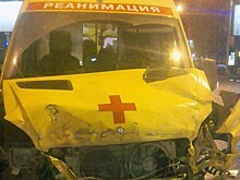 Водитель Toyota Harrier пострадала, врезавшись в скорую помощь в Чите