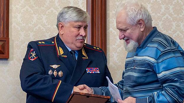 Начальник подмосковной полиции Пауков встретился с остановившим вора пенсионером