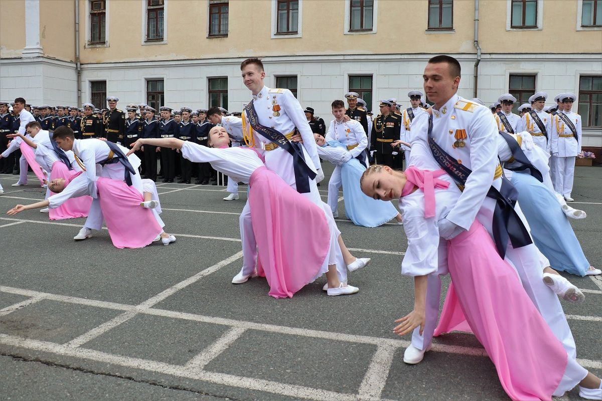 Во Владивостоке в филиале Нахимовского военно-морского училища состоялась торжественная церемония, посвящённая Последнему звонку
