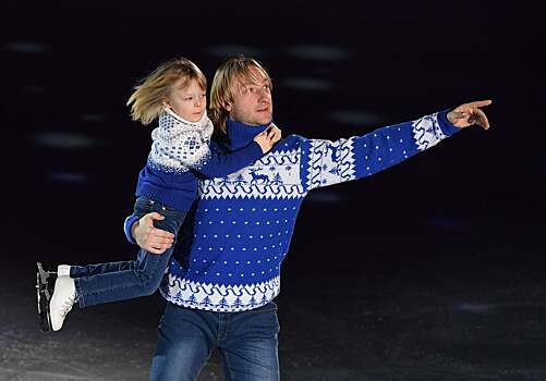 Плющенко с сыном выступают на шоу в Риме, Тутберидзе сфотографировалась с дочерью в Лас-Вегасе. Главное из соцсетей фигуристов