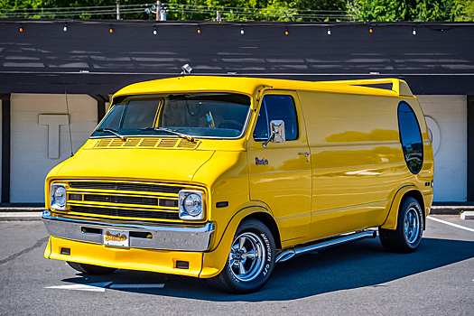 Посмотрите на яркий минивэн Dodge из 70-х с кроватью и мини-баром