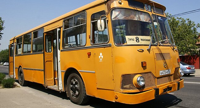 Зачем ЛиАЗу 677 была нужна маленькая дверца справа от водителя