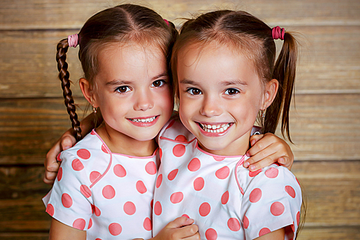 Как назвать сестер-двойняшек: красивые парные имена для девочек