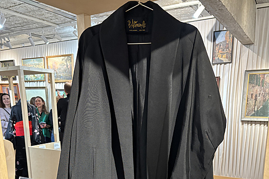 В московском музее показали похоронное пальто из США и “вилку для людоеда”