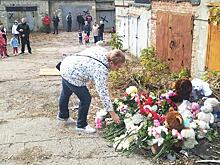 С убитой в Саратове девочкой пришел проститься весь двор