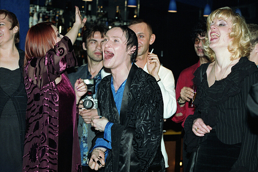 Певец Шура (в центре) во время презентации книги Эндрю Мортона «История Моники» в Москве, 20 апреля 1999 года