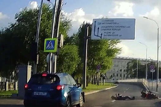 В Москве на видео автомобиль врезался в байкера, пропустившего пешеходов