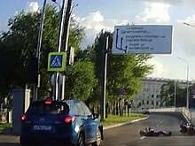 В Москве на видео автомобиль врезался в байкера, пропустившего пешеходов